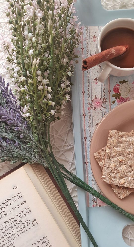 hot-cocoa-near-artificial-flower-3669376